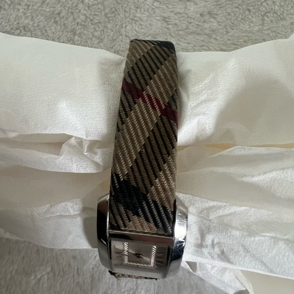 Burberry Stainless Steel BU1051 Classic Women's Wristwatch - Picture 6 of 8